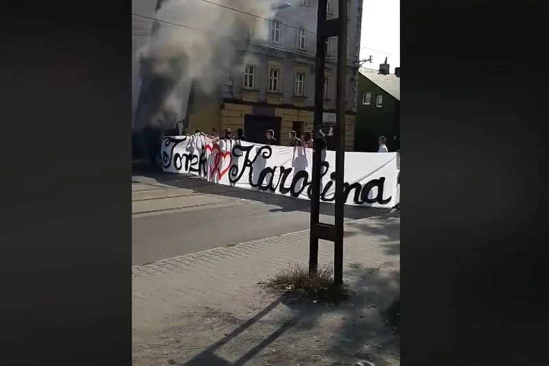 Oryginalny pomysł na weselną bramę.
