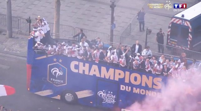 Paryż szaleje po przylocie francuskich piłkarzy z Rosji, gdzie zwyciężyli w piłkarskich mistrzostwach świata.