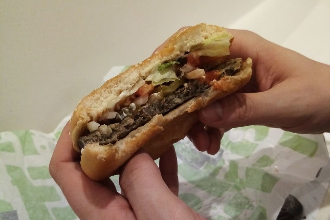 Roślinny Rebel Whopper z Burger Kinga bardzo przypomina klasycznego burgera tej sieci