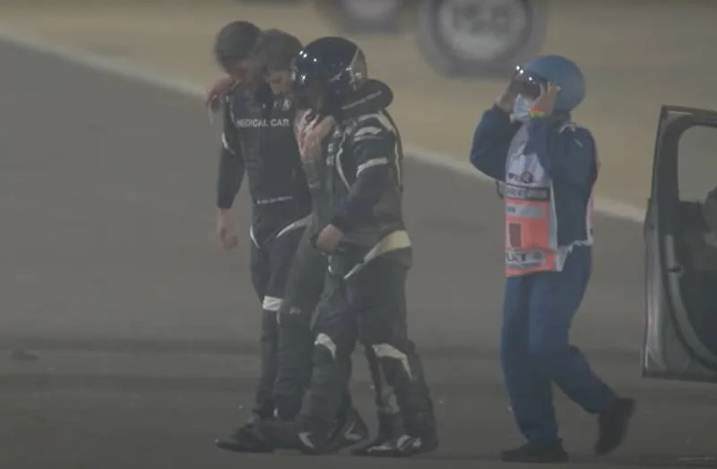 Grosjean prowadzony przez służby medyczne tuż po wypadku. F1. Romain Grosjean wrócił za kółko bolidu.