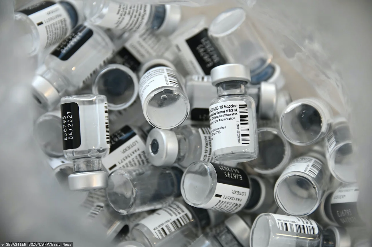 Na zdjęciu puste fiolki po szczepionce przeciw covid–19 firmy Pfizer – szpital w Mulhouse (Francja).