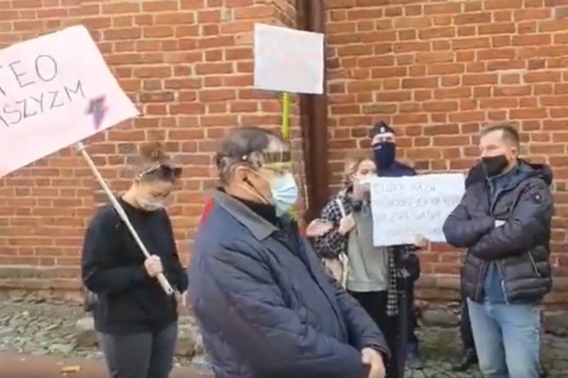 Radny PiS Dariusz Rudnik miał kierować ostre hasła pod adresem protestujących ws. zaostrzenia prawa do aborcji.
