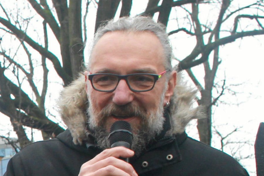 Mateusz Kijowski skarżył się, że nie ma za co żyć. Teraz jest szansa, by został w Polsce.