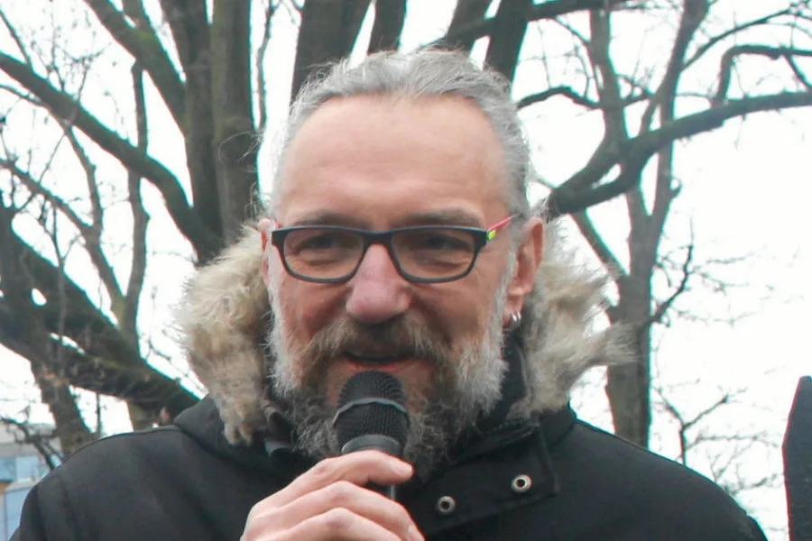Mateusz Kijowski skarżył się, że nie ma za co żyć. Teraz jest szansa, by został w Polsce.