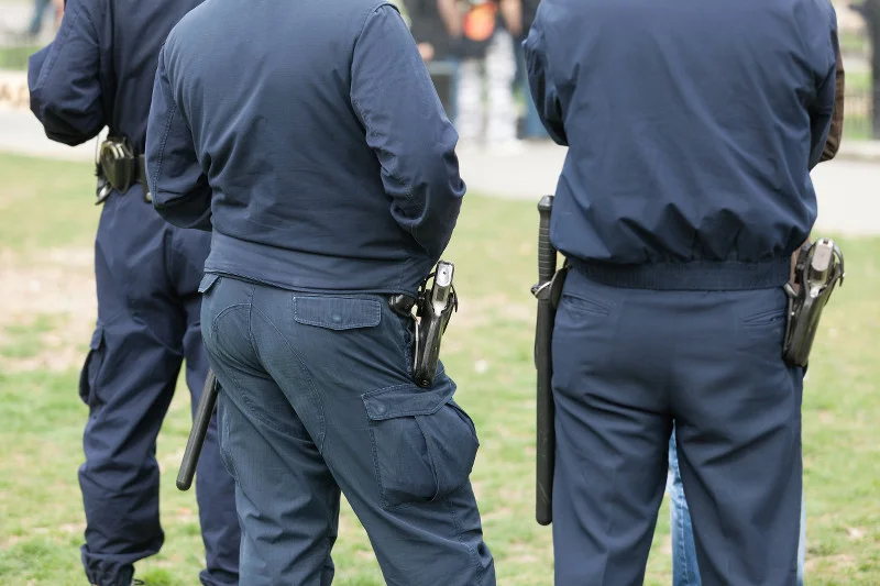 Oprócz policyjnej odznaki, młodzi policjanci dostali też atrybuty innej władzy. Władzy nie z tego świata.