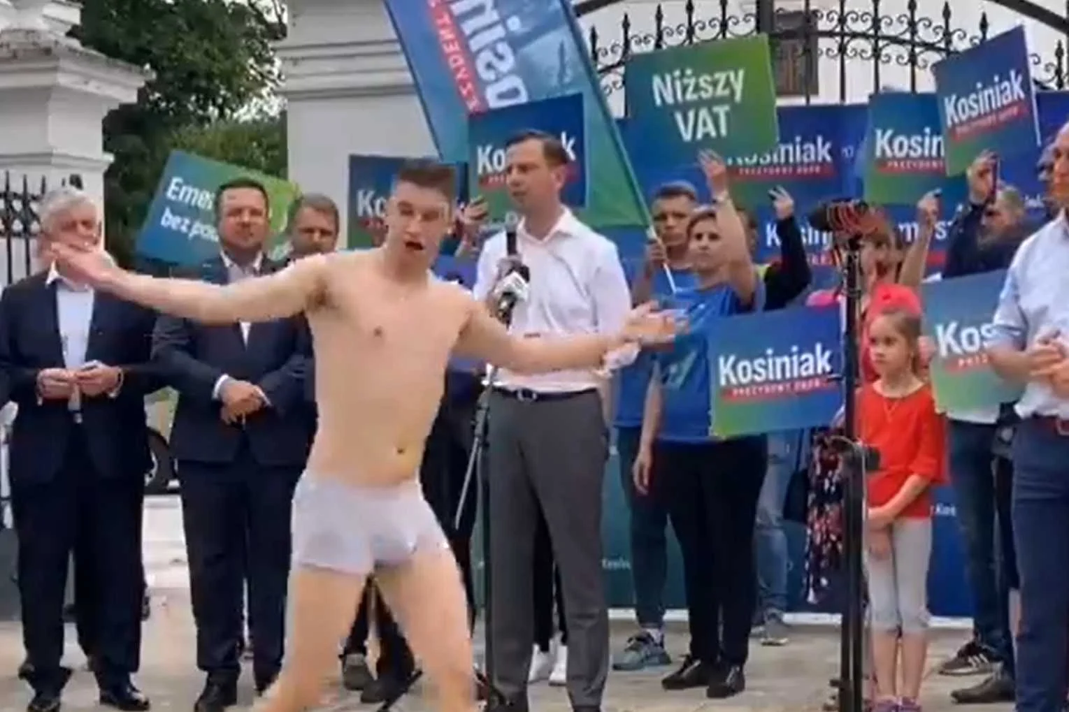 Podczas wiecu Władysława Kosiniaka-Kamysza w kadr wbiegł mężczyzna w samych majtkach. Na wiecu Włądysława Kosiniaka-Kamysza w kadr wbiegł rozebrany mężczyzna z rozpostartymi rękami i okrzykiem "Władysław do boju!".
