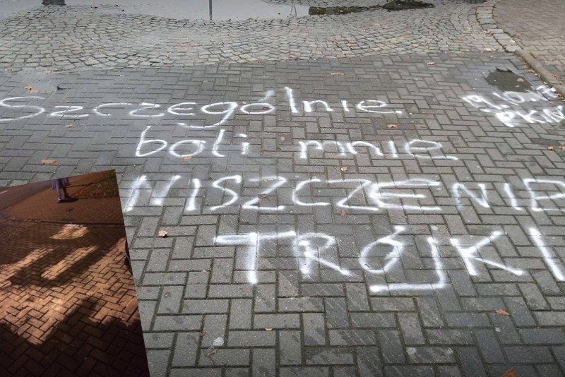 Ktoś zamalował napis przed siedzibą "Trójki" na Myśliwieckiej.