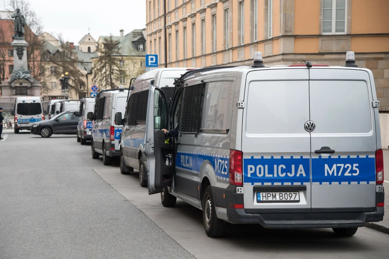 Policja aresztowała kobietę, która podłożyła bombę w Warszawie. Zdjęcie ilustracyjne