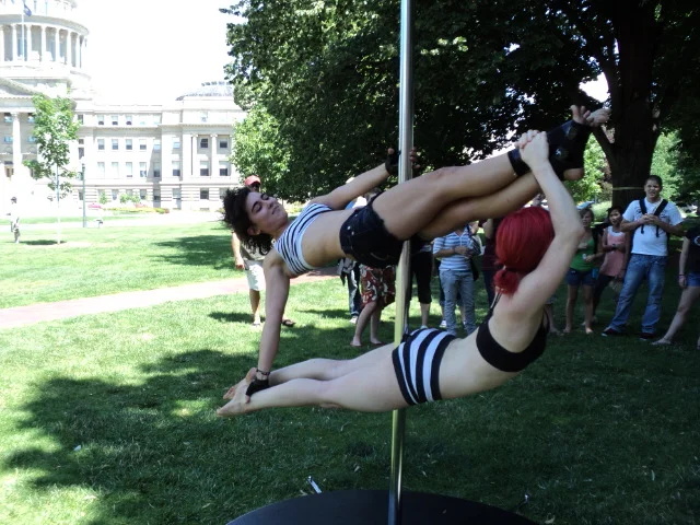 Pole dance w parku Capitol w Boise (Idaho)