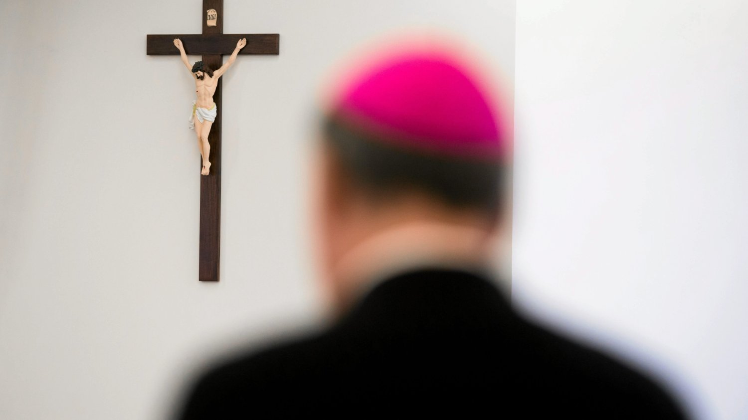 Miliony zniknęły z Sasina, ale też ksiądz zaginął. Śledztwo utknęło