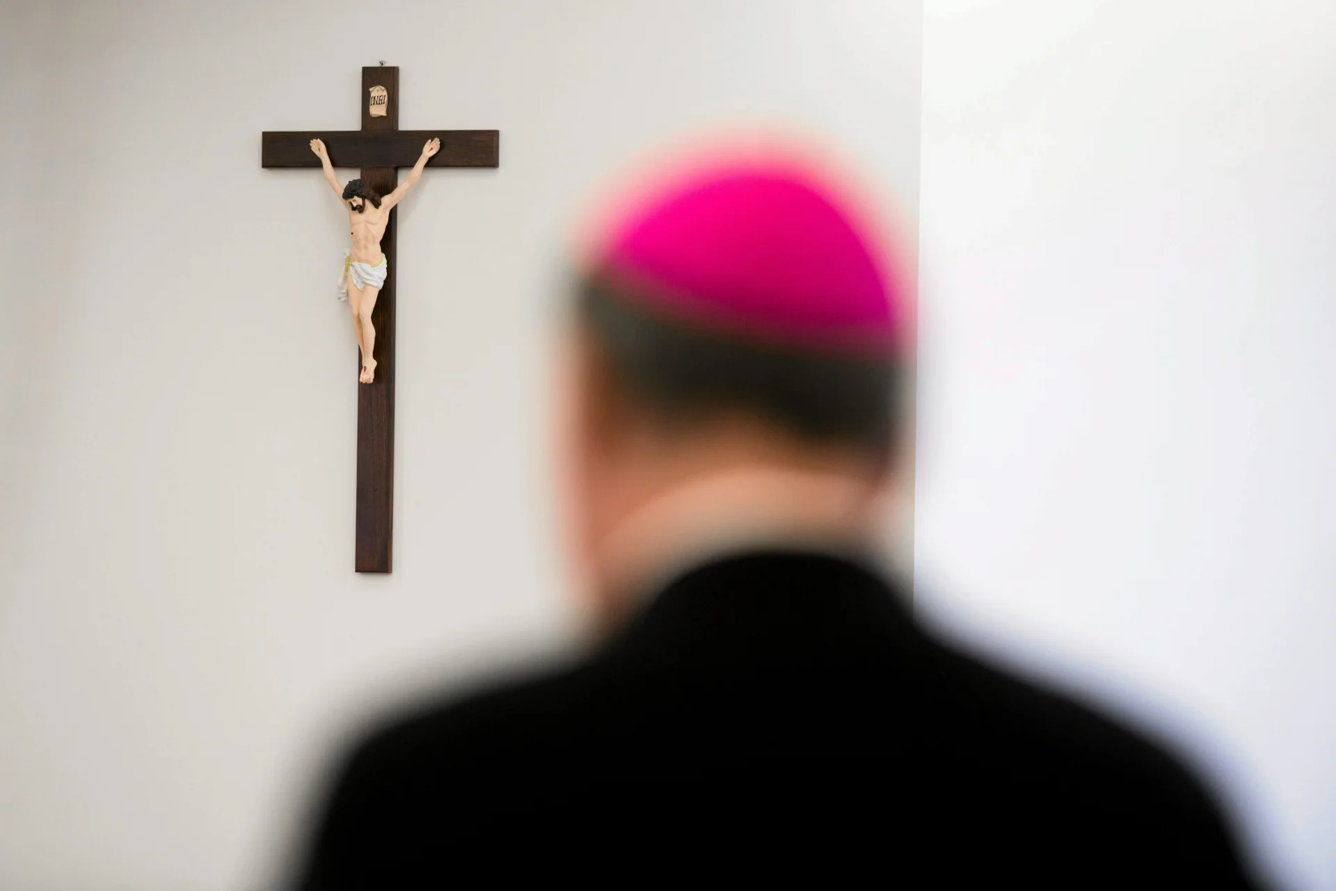 Miliony zniknęły z Sasina, ale też ksiądz zaginął. Śledztwo utknęło