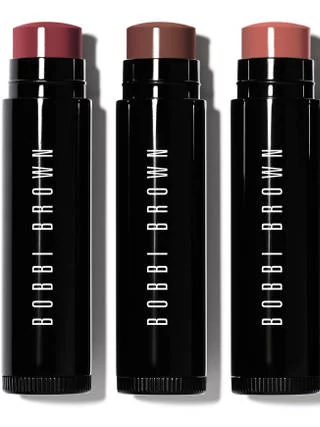 Raw Sugar Tinted Lip od Bobbi Brown to rozwiązanie dla minimalistek w makijażu, lub maksymalistek w pielęgnacji. Łączą nawilżanie z kroplą dyskretnego koloru