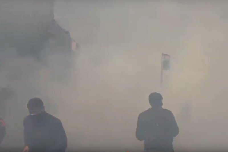 W Paryżu doszło do zamieszek, policja użyła gazu, płonęły ławki, samochody i kosze na śmiecie. Zatrzymano dziesiątki protestujących.