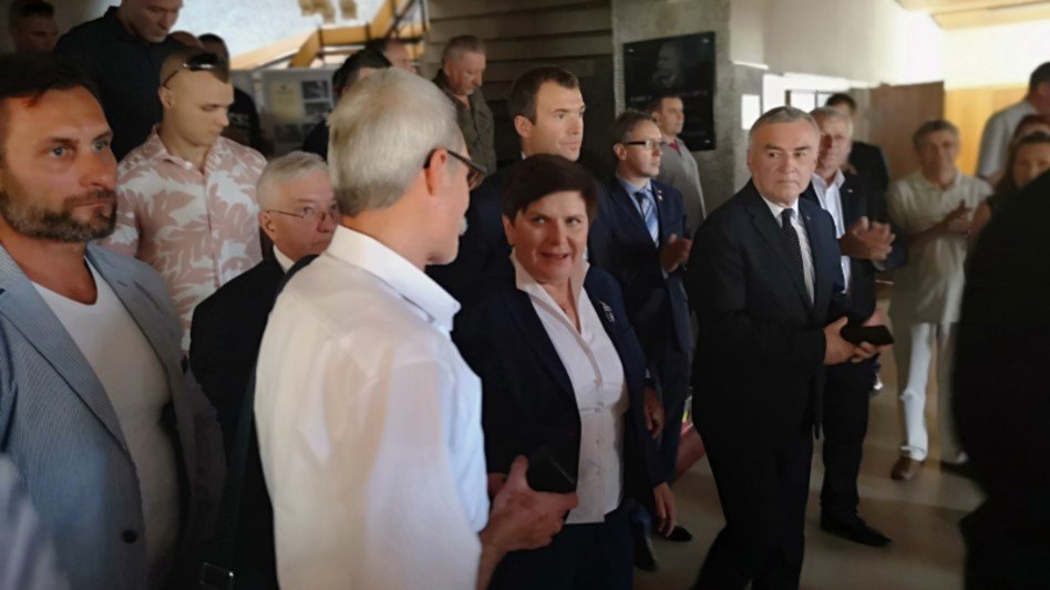 Beata Szydło odwiedziła w sobotę Skarżysko-Kamienną. Wizyta okazała się dla niej owocna i bardzo spokojna. Cała "walka" rozegrała się przed spotkaniem.