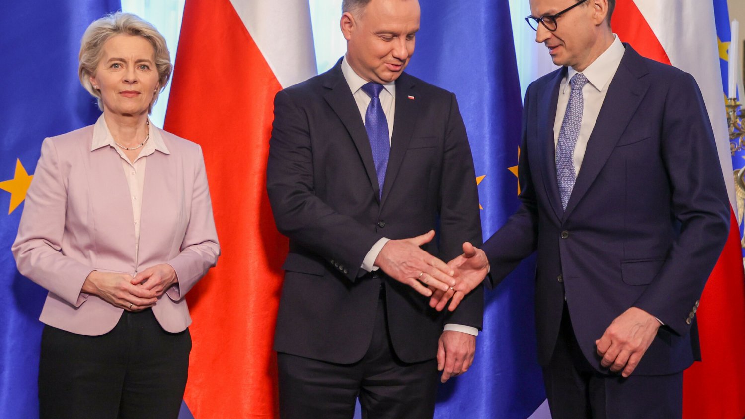 "Buńczuczne wypowiedzi rządzących" miały pogorszyć sytuację Polski ws. KPO i funduszy strukturalnych. Szefowa KE Ursula von der Leyen, prezydent RP Andrzej Duda i premier Polski Mateusz Morawiecki.