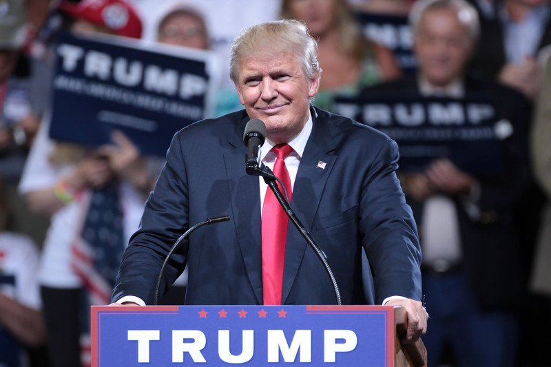 Donald Trump przemówi do Polaków na placu Krasińskich. Większość komentatorów zastanawia się co zawrze w swoim wystąpieniu. My postanowiliśmy mu je napisać.