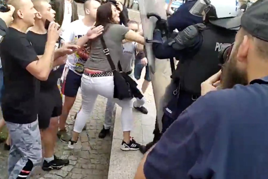 Na nagraniu z Marszu Równości w Płocku widać kobietę, która uderza policjanta.
