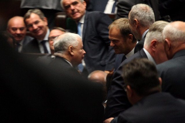 Jarosław Kaczyński i Donald Tusk. Znajdź 10 szczegółów, którymi się różnią.