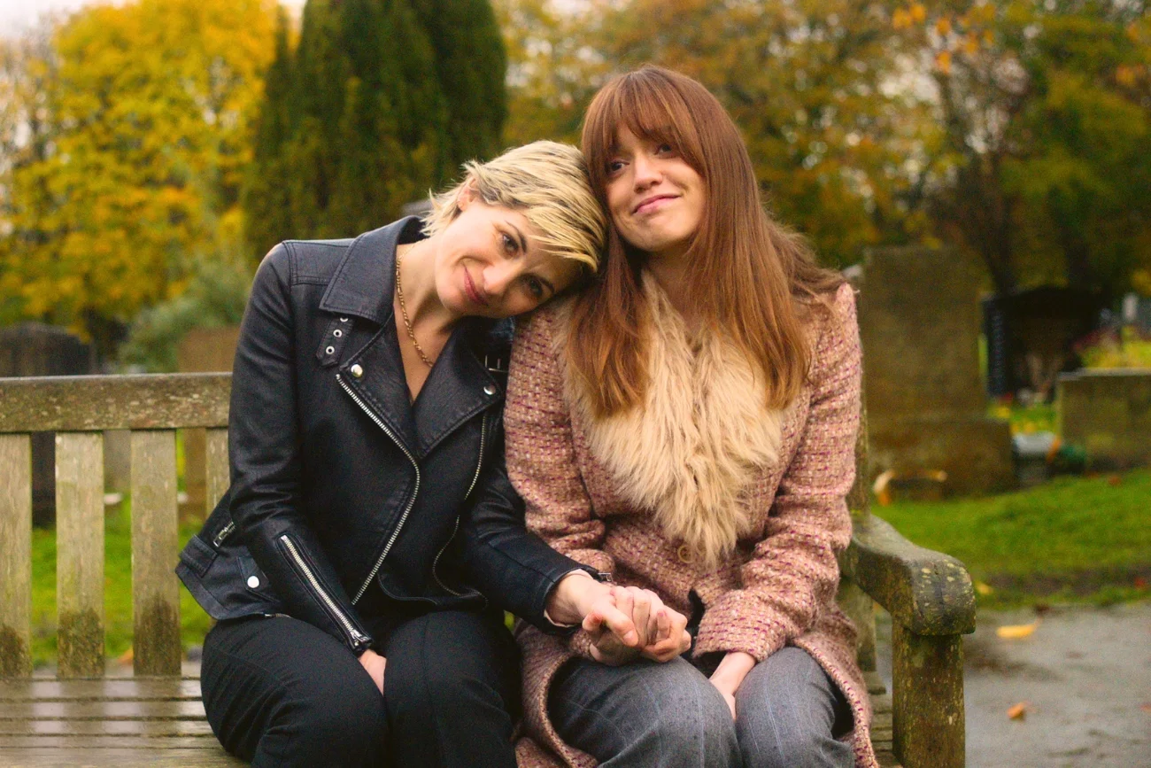 Jodie Whittaker i Aimee Lou Wood w serialu "Toksyczne miasto"
