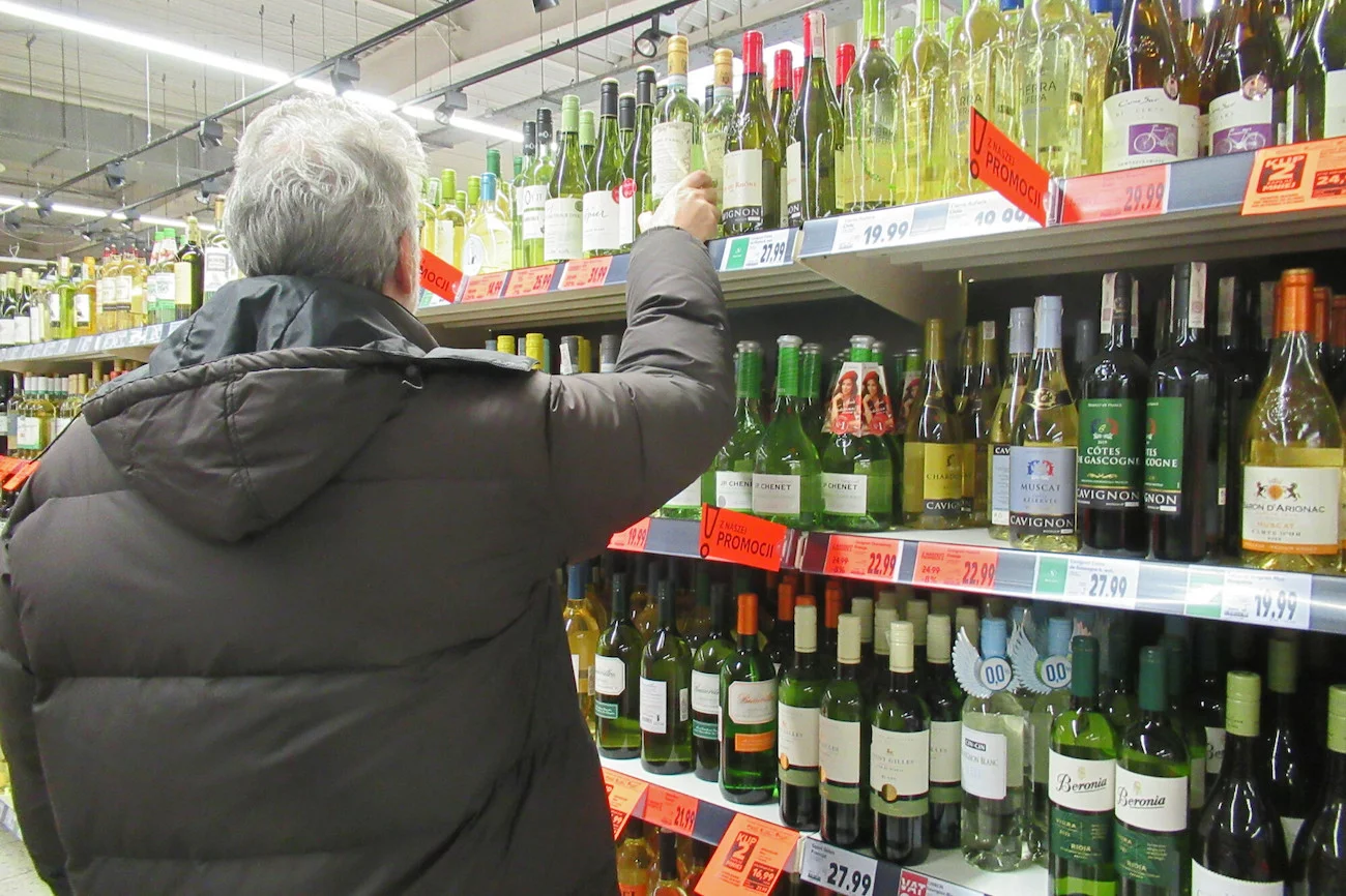 Sondaż pokazał, co Polacy sądzą o zasadach sprzedaży alkoholu