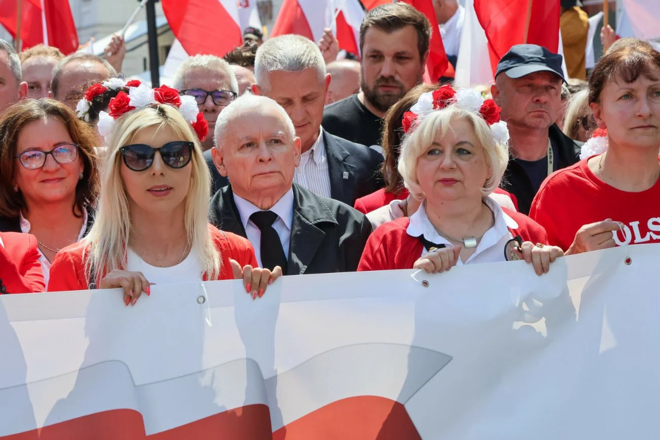 Marsz Nawrockiego z udziałem Kaczyńskiego i Nawrockiego Kaczyński i Bąkiewicz na marszu Karola Nawrockiego