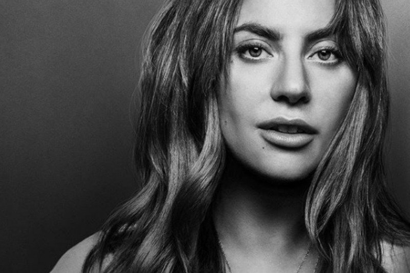 Lady Gaga pokazała zdjęcie z ciemniejszymi włosami. Fani nie mogą wyjść z podziwu. Powodem metamorfozy jest film, w którym artystka zagra główną rolę