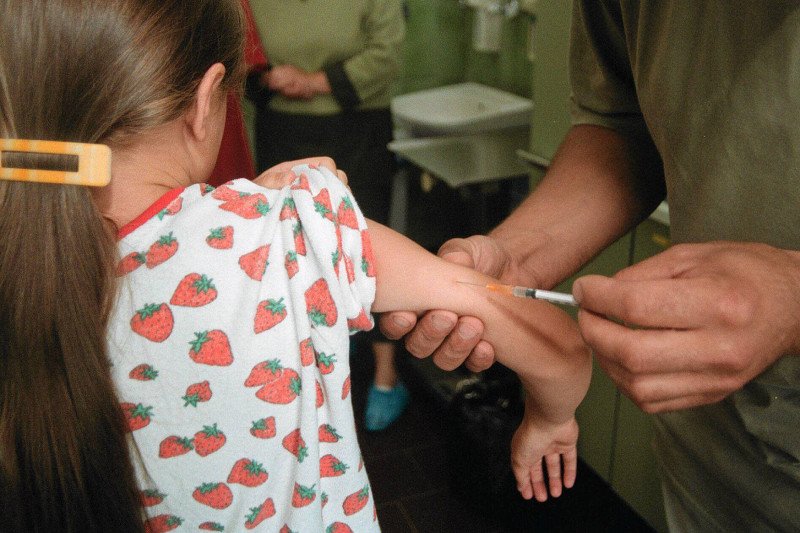 Dziecko przyjmuje insulinę