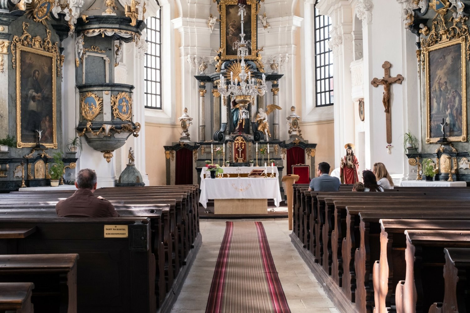 77-latek zmarł w kościele. Ksiądz nie przerwał mszy w czasie reanimacji. Zdjęcie ilustracyjne.