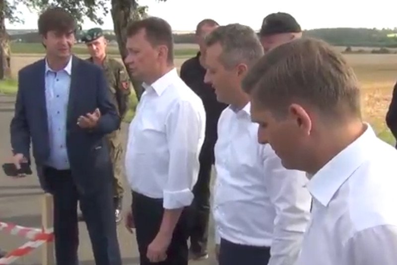 Minister Mariusz Błaszczak już wie, kto odpowiada za powalone drzewa, które spadły na drogi w województwie pomorskim.