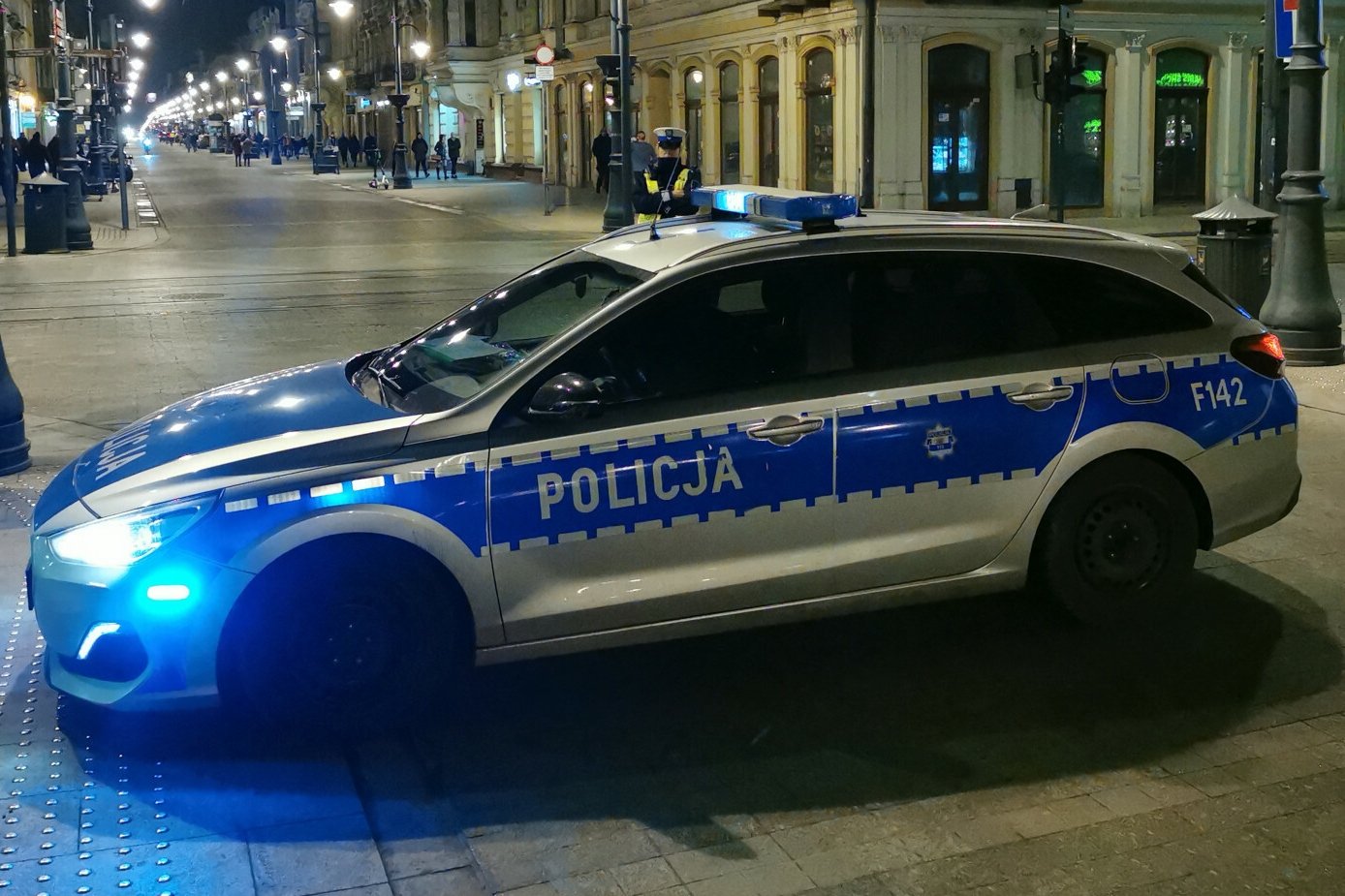 Policja w pracy w nocy. Zdjęcie ilustracyjne