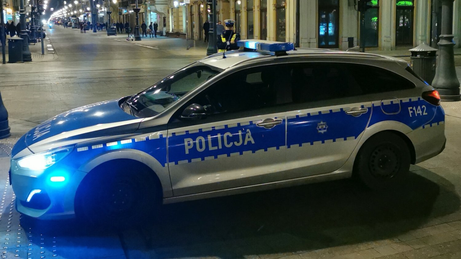 Policja w pracy w nocy. Zdjęcie ilustracyjne