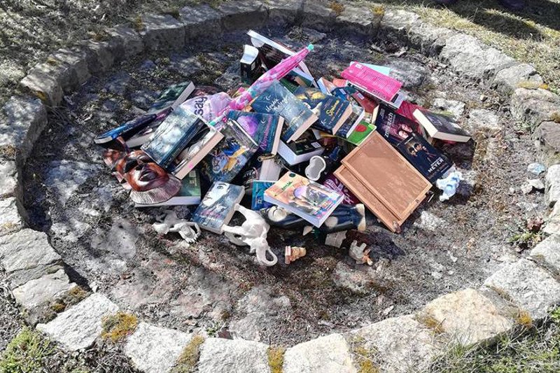 Księża podpalili stos książek.