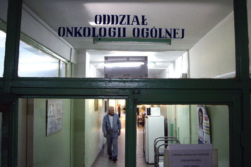 Epidemia koronawirusa w Polsce zmusiła poradnie i szpitale onkologiczne do podjęcia szczególnych środków ostrożności.
