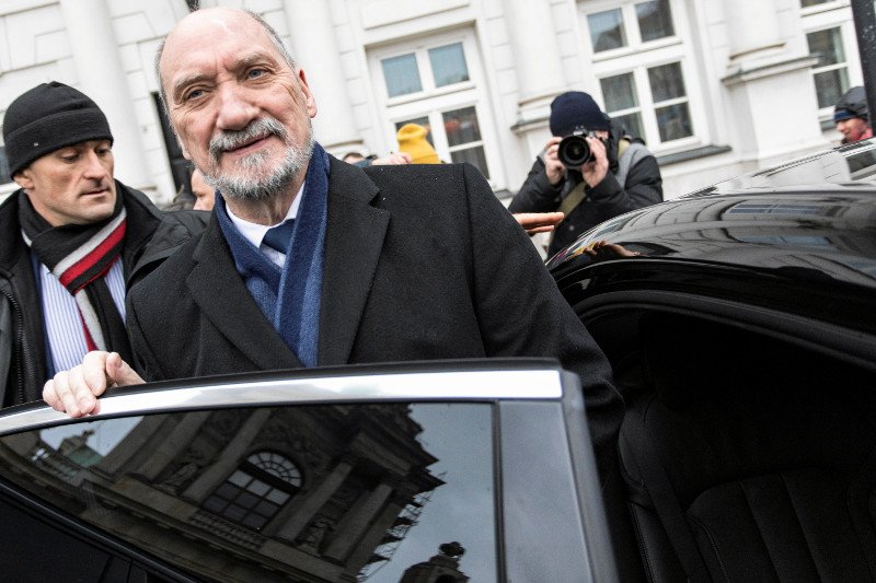 Kolizja BMW wiozącego Antoniego Macierewicza - byłemu szefowi MON nic się nie stało.