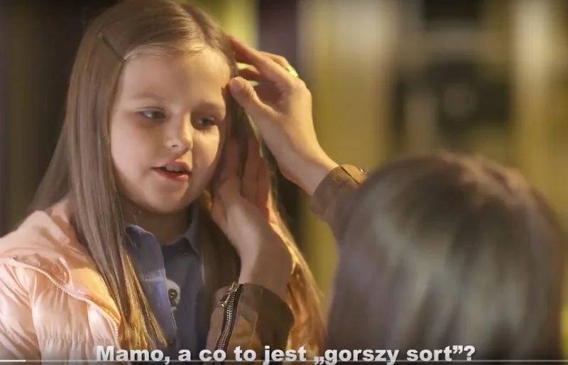 "Mamo, co to jest gorszy sort?" - pyta kilkuletnia dziewczyna w spocie PO