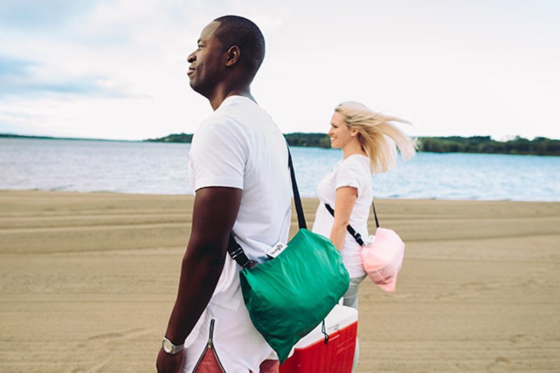 Nadmuchiwana sofa ma być panaceum na brak komfortu siedzenia w uczęszczanych przez turystach miejscach