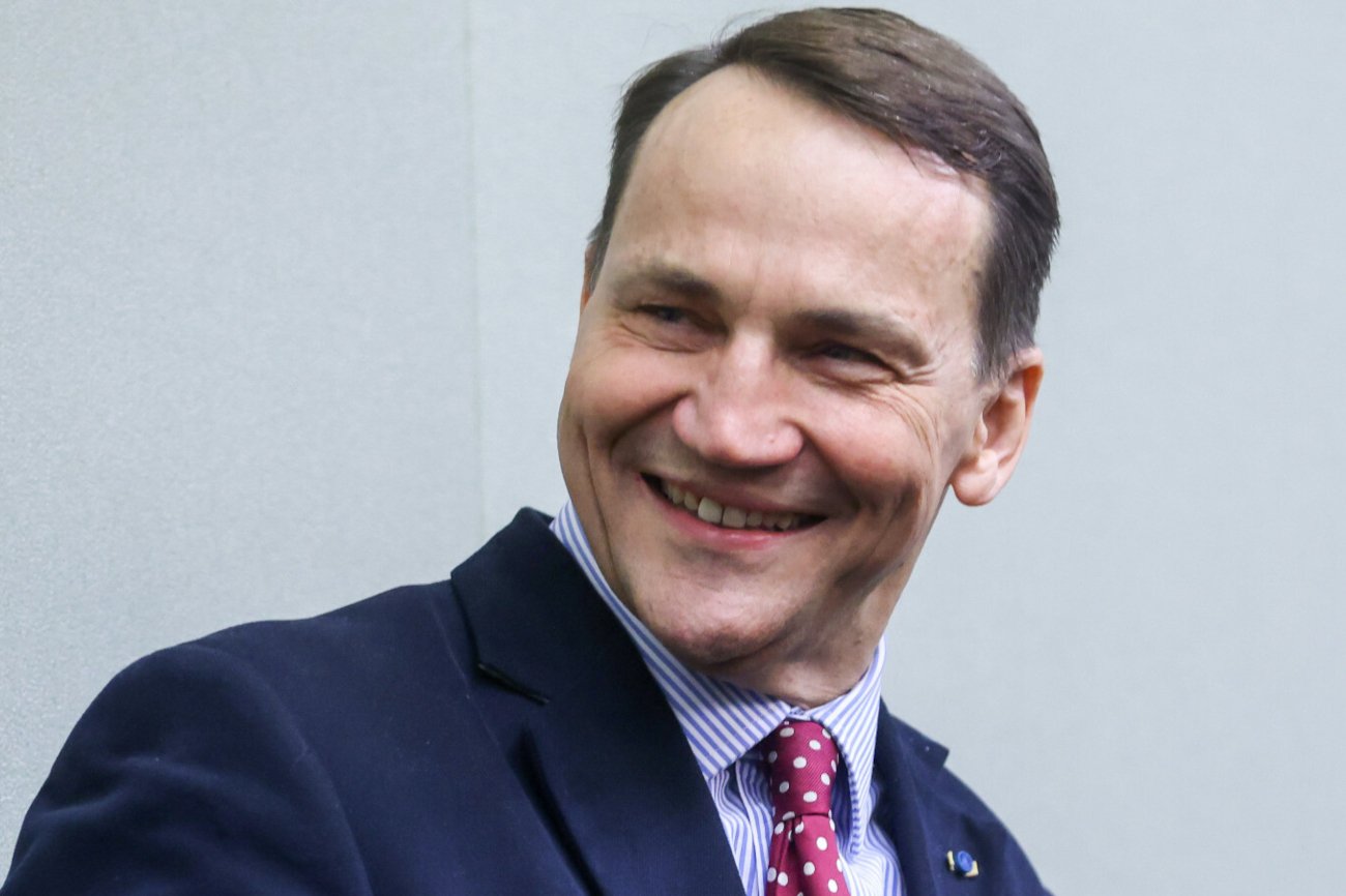 Radosław Sikorski umawiał się kiedyś z gwiazdą "The Crown"?