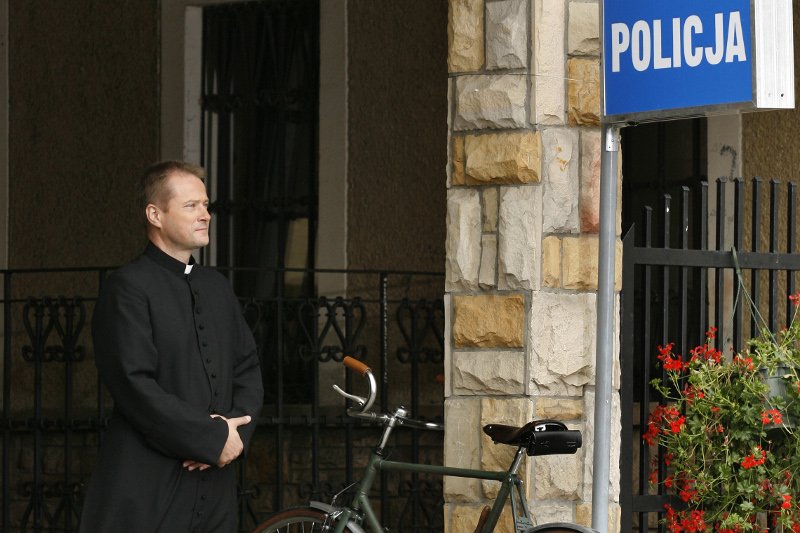 Internauci krytykują Artura Żmijewskiego, który wciela się w główną rolę w serialu "Ojciec Mateusz". 240. odcinek tej produkcji pierwotnie miał zostać wyemitowany w marcu, ale widzowie TVP zobaczą go już dziś.