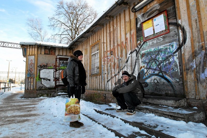 Stary dworzec w Gutkowie koło Olsztyna. Podróżni czekają na pociąg pod drzwiami zamkniętej poczekalni