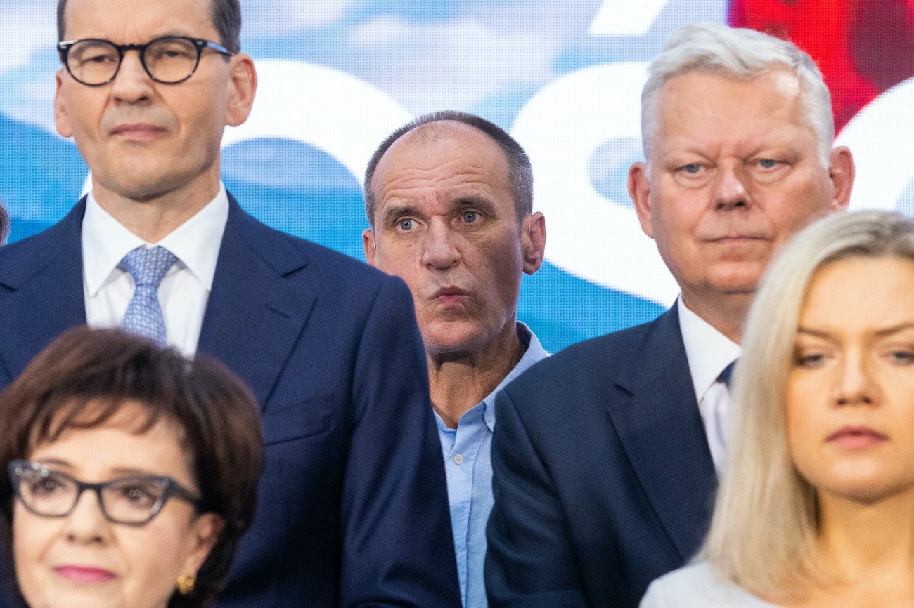 Wybory 2023. Paweł Kukiz za plecami Mateusza Morawieckiego i Marka Suskiego podczas prezentacji jedynek PiS do Sejmu. Były antysystemowiec dostał od obozu władzy pierwsze miejsce na liście w Opolu.