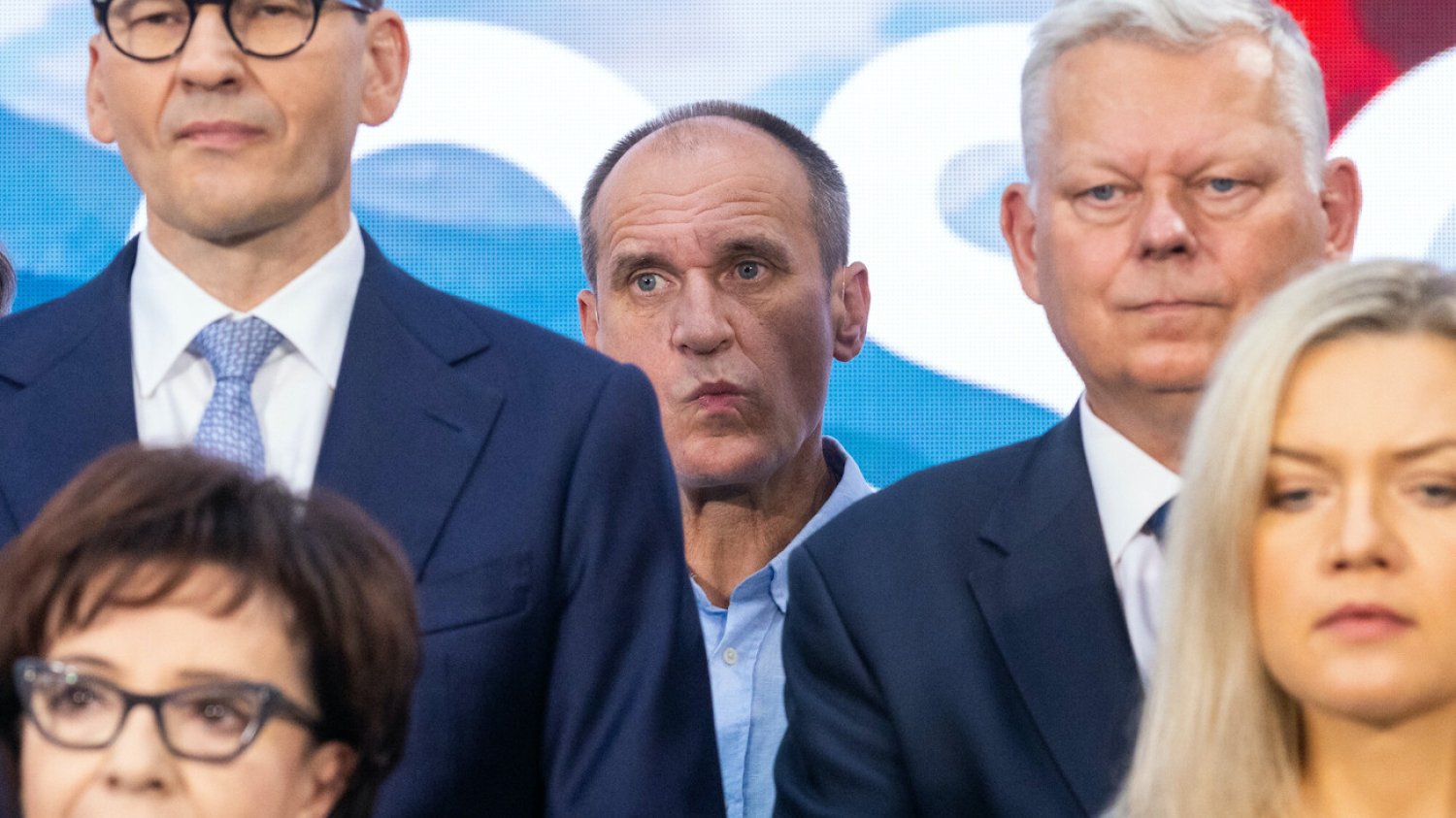 Wybory 2023. Paweł Kukiz za plecami Mateusza Morawieckiego i Marka Suskiego podczas prezentacji jedynek PiS do Sejmu. Były antysystemowiec dostał od obozu władzy pierwsze miejsce na liście w Opolu.