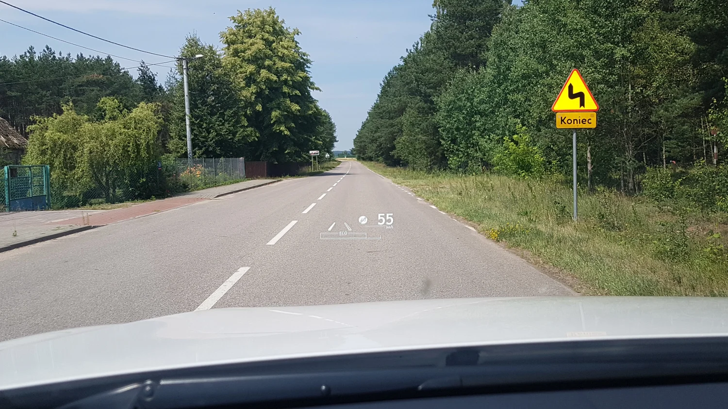 Do wyświetlacza na przedniej szybie można się tak przyzwyczaić, że właściwie zapomina się o zegarach na desce rozdzielczej.