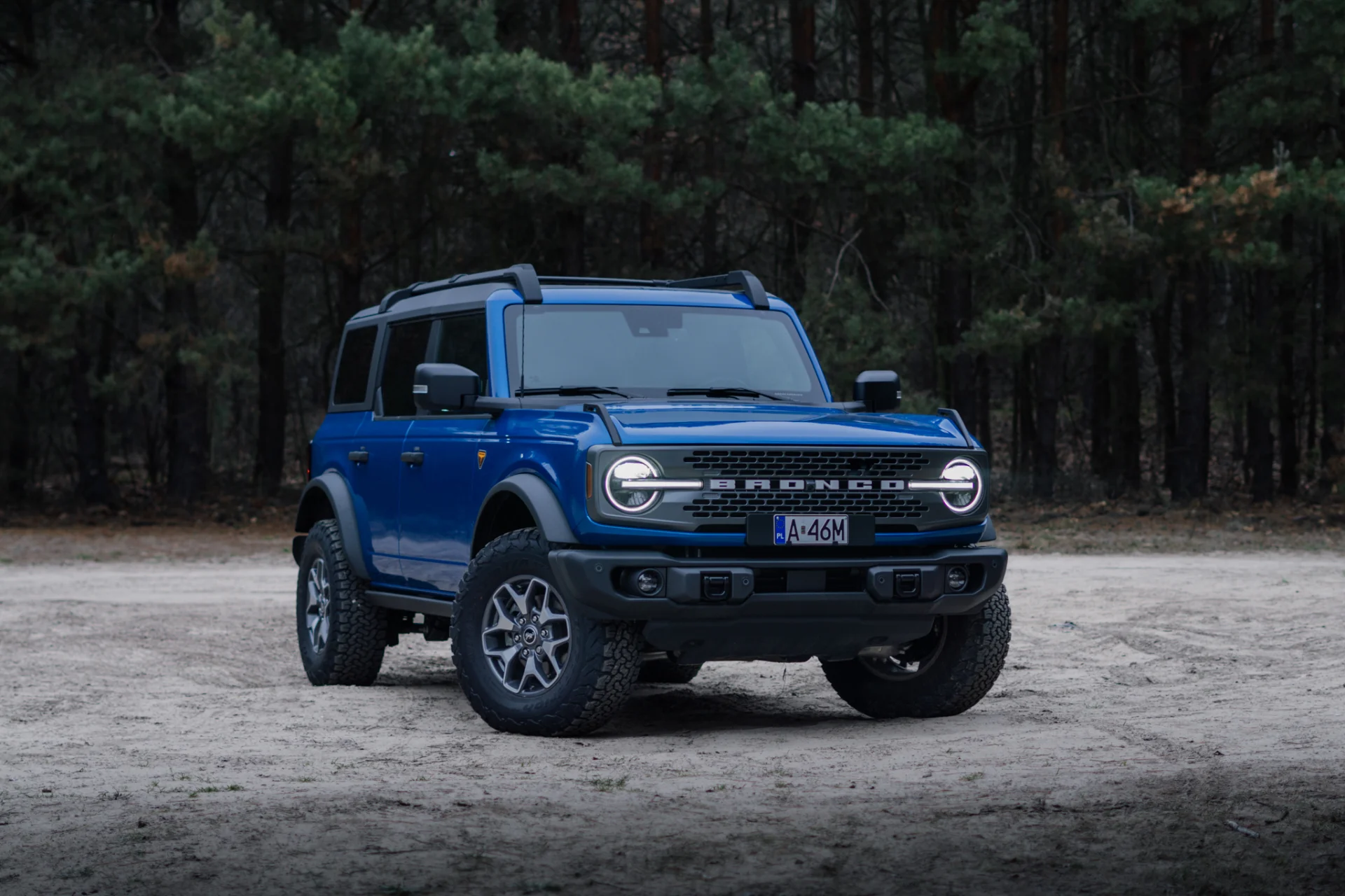 Wygląda jak największy kozak w mieście. Ale jego żywioł poczujecie dopiero w hardkorowym terenie Ford Bronco w wersji Badlands. Test hardkorowej terenówki o mocy 335 KM