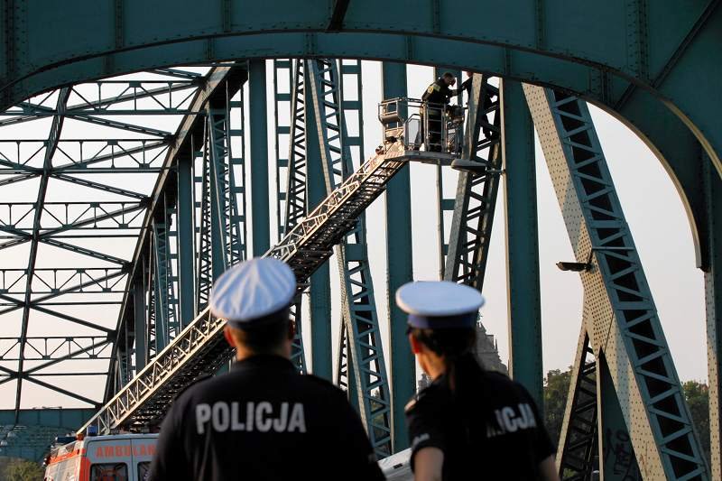 Mieszkańcy Torunia nie przejęli się zbytni dolą samobójcy, krzycząc do niego: "Skacz! Spieszymy się!"