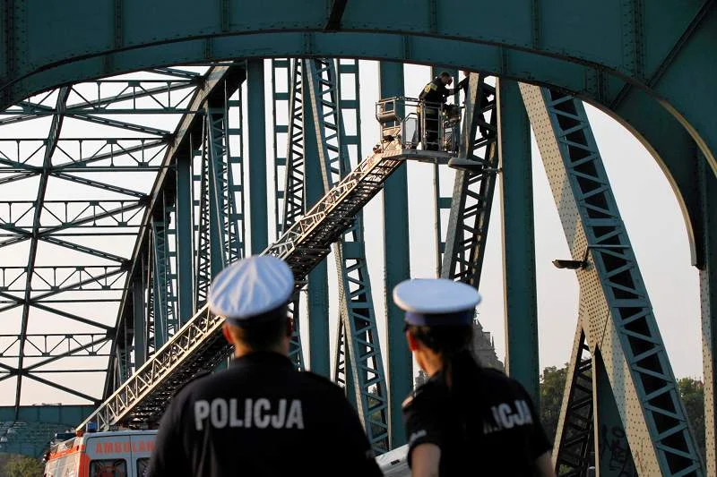 Mieszkańcy Torunia nie przejęli się zbytni dolą samobójcy, krzycząc do niego: "Skacz! Spieszymy się!"