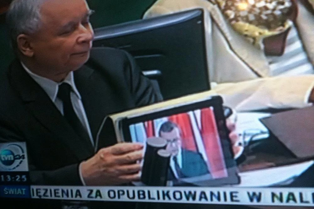 Jarosław Kaczyński transmituje z tabletu w Sejmie przemówienie profesora Glińskiego