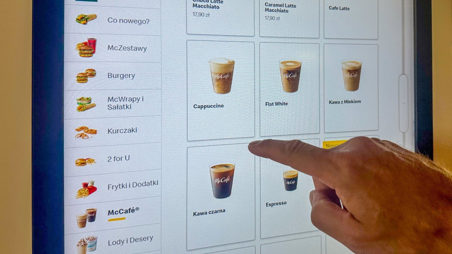 Kioski i kasy samoobsługowe to pułapka. Kupujemy przy nich więcej niż planowaliśmy Trik w kasach samoobsługowych. Przez niego wydajemy więcej pieniędzy