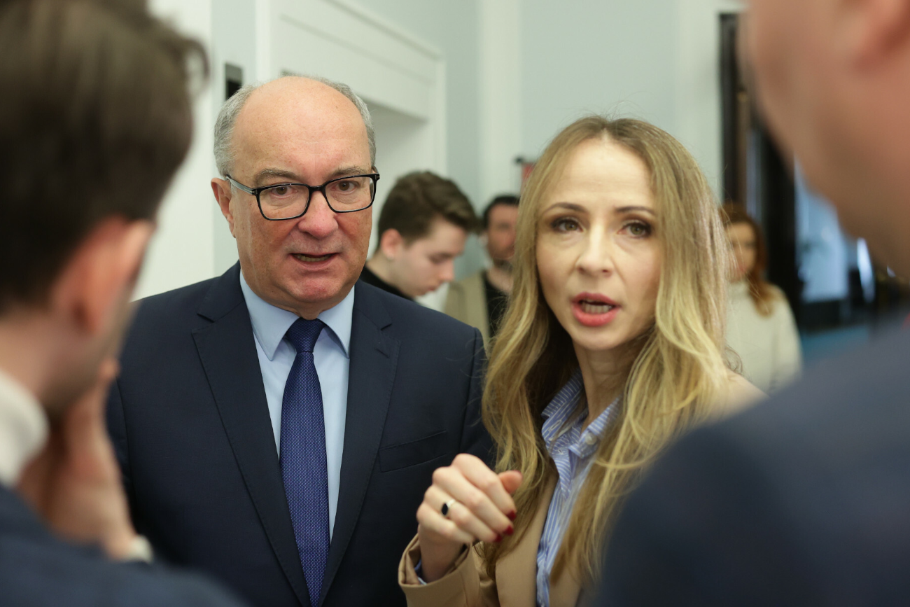 Są przecieki z zamkniętych obrad klubu Lewicy. "Nikt nie uwierzy, że to przypadek".