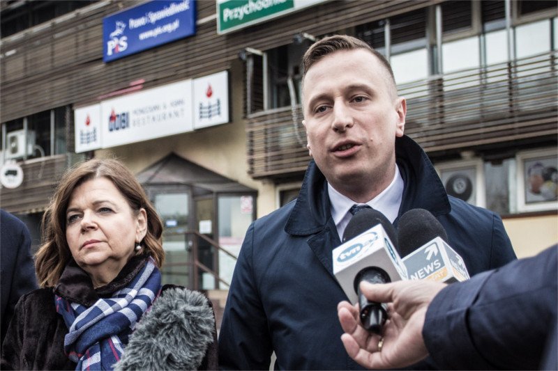 Poseł PO Krzysztof Brejza po raz kolejny znalazł powiązanie między spółką Srebrna, a podmiotami rządowymi. Teraz znalazł nitkę, która biegnie do PFN.