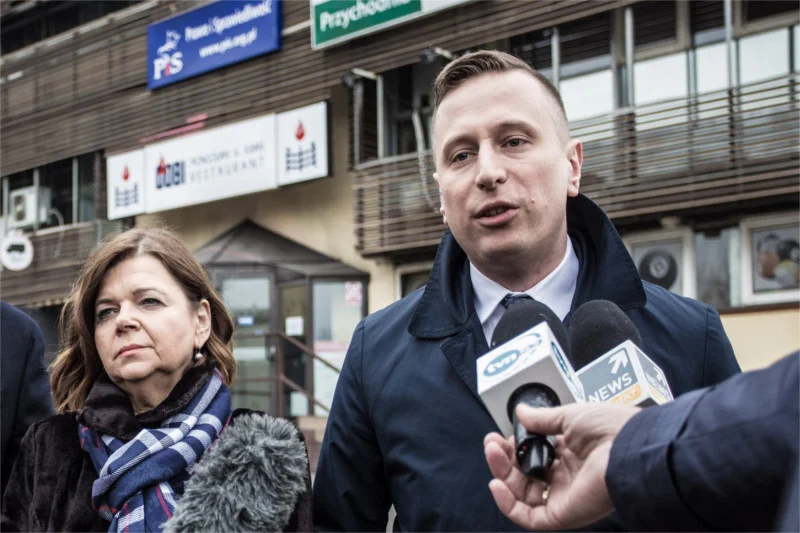 Poseł PO Krzysztof Brejza po raz kolejny znalazł powiązanie między spółką Srebrna, a podmiotami rządowymi. Teraz znalazł nitkę, która biegnie do PFN.